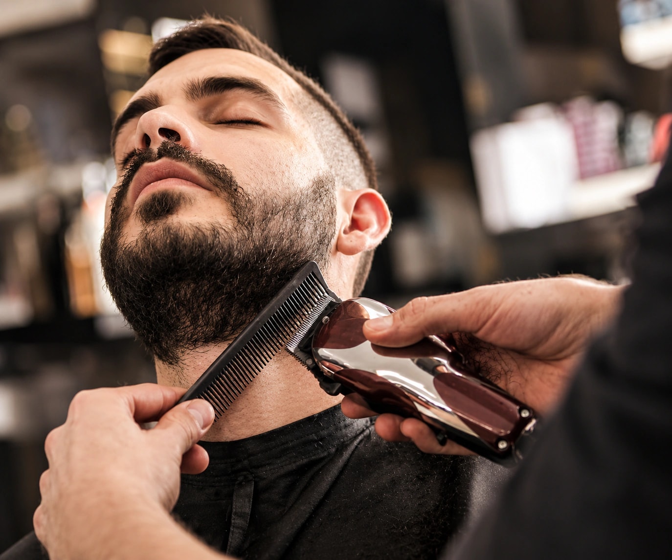 Taille d’une barbe avec un peigne et une tondeuse