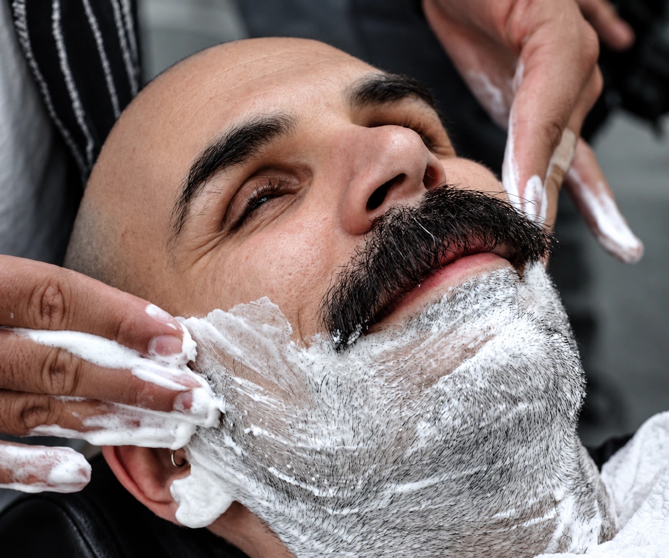 Préparation d’un rasage avec de la mousse sur le visage